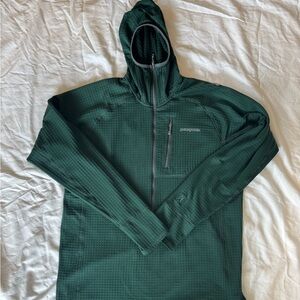 Patagonia Men's Green R1 Hoodie 
Repaired  patch see photos